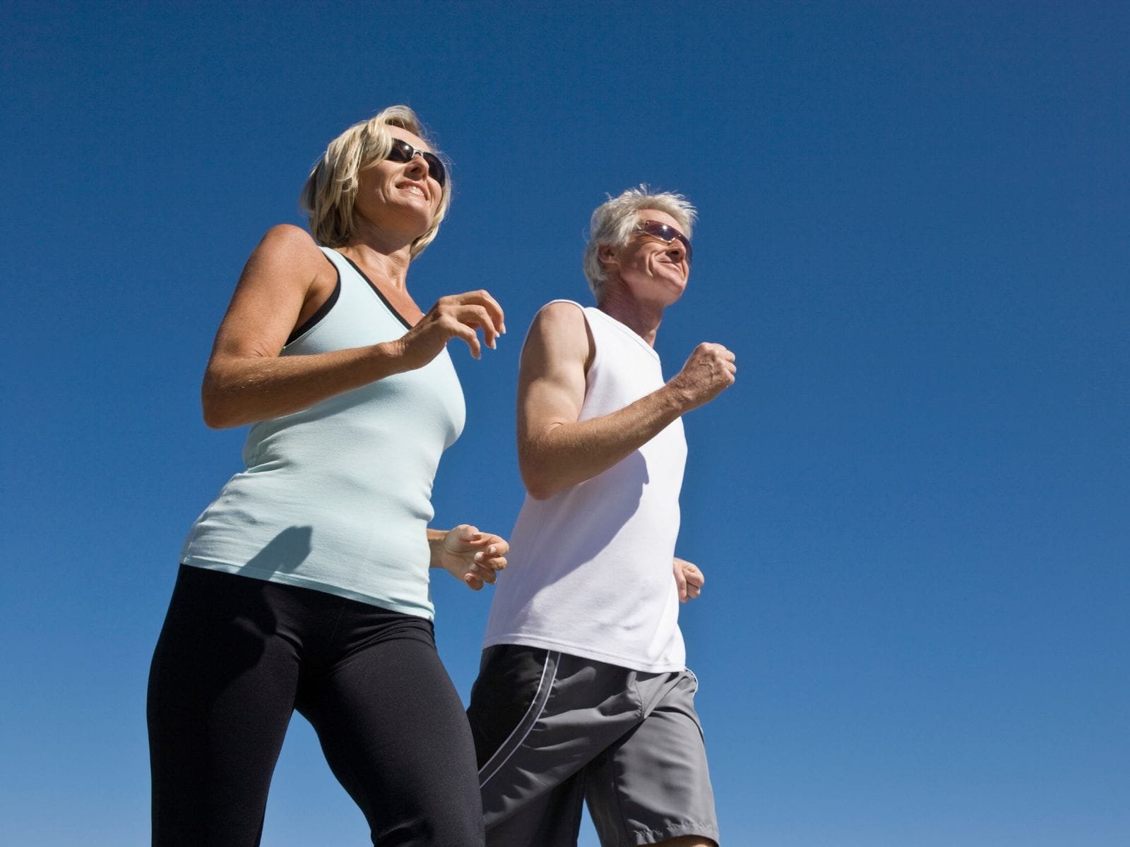 Cibo, movimento e zuccheri ribelli Cibo e movimento sono i nostri alleati più potenti contro diabete e chili di troppo. Non si tratta di una dieta punitiva o di allenamenti impossibili, ma di una rivoluzione quotidiana fatta di piccole scelte consapevoli. Un’alimentazione equilibrata, ricca di fibre, verdure, frutta e cereali integrali, aiuta a stabilizzare la glicemia, migliorare l’umore e persino ridurre la necessità di farmaci. Limitare zuccheri semplici e grassi saturi non è una privazione, ma un regalo di salute. Il movimento completa la trasformazione: bastano 30 minuti al giorno, anche suddivisi, per riattivare il metabolismo, ridurre il peso, migliorare il sonno e l’autostima. Camminare, ballare, salire le scale: ogni passo è un passo verso una vita piena. Gestire diabete e obesità non significa rinunciare, ma scegliere di vivere meglio, con più energia e vitalità.