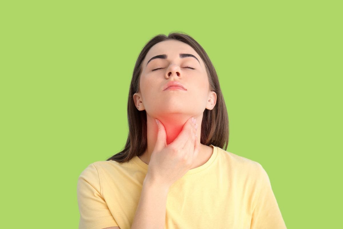 I noduli tiroidei sono piccole formazioni che si sviluppano all’interno della tiroide, una ghiandola fondamentale per il nostro metabolismo. Spesso la loro scoperta avviene per caso, durante un’ecografia di controllo, e nella maggior parte dei casi si tratta di noduli benigni che non danno sintomi né complicazioni. Solo una piccola percentuale può presentare caratteristiche sospette o richiedere un monitoraggio più attento. I segnali che meritano attenzione sono la crescita rapida, dimensioni superiori a 1 cm, margini irregolari o la comparsa di linfonodi al collo. Oggi, oltre alla chirurgia, esistono tecniche moderne e mini-invasive, come la termoablazione con radiofrequenza o laser, che permettono di ridurre il volume del nodulo senza rimuovere la tiroide. Riconoscere e monitorare correttamente i noduli tiroidei è il primo passo per gestirli in sicurezza, evitando paure inutili e garantendo un approccio personalizzato e non invasivo.