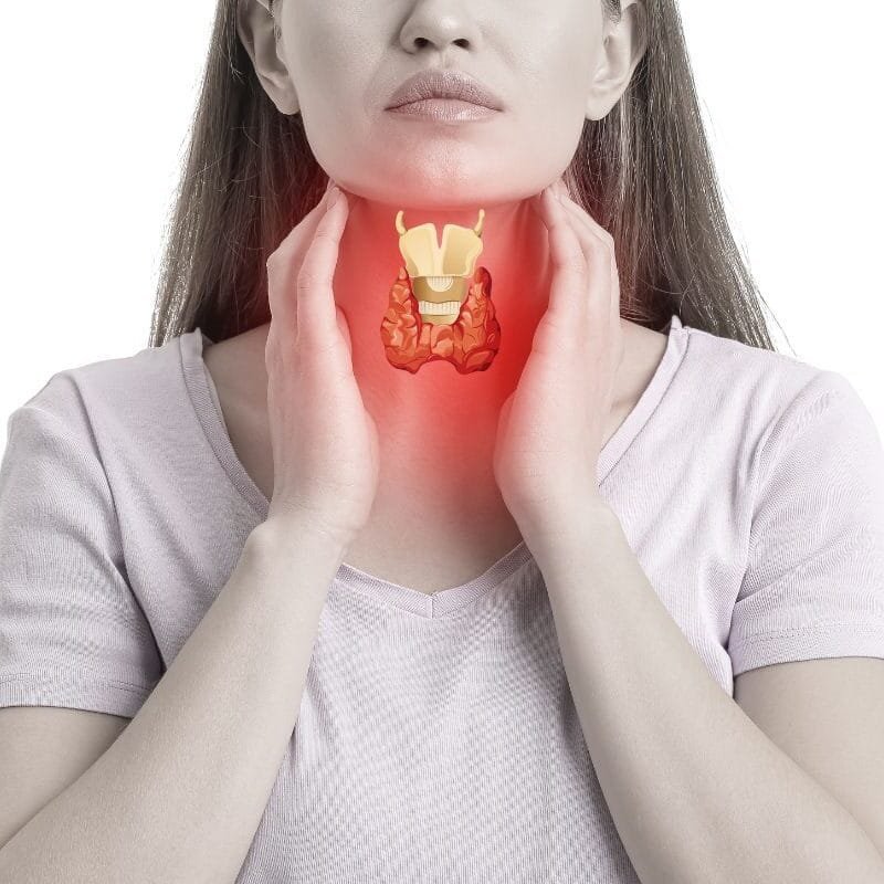 Ipertiroidismo: Impatto su Cuore e Sistema Nervoso L’ipertiroidismo non trattato può avere conseguenze importanti sul sistema cardiovascolare e nervoso. L’eccesso di ormoni tiroidei accelera il metabolismo, aumentando il rischio di aritmie, ipertensione e insufficienza cardiaca. A livello neurologico può causare ansia, irritabilità, tremori e difficoltà di concentrazione. Per questo è importante non trascurare i sintomi e rivolgersi a un endocrinologo qualificato. Attraverso una diagnosi tempestiva e un trattamento adeguato, è possibile ridurre i rischi e migliorare la qualità della vita. La salute della tiroide è strettamente legata al benessere generale.